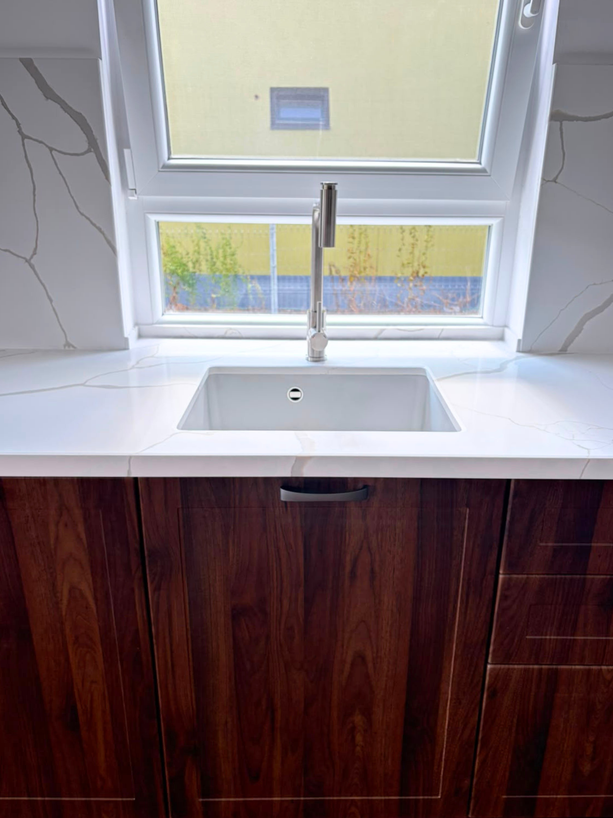 Mobilier din MDF termoformat cu blat din cuarț și mânere metalice aplicate