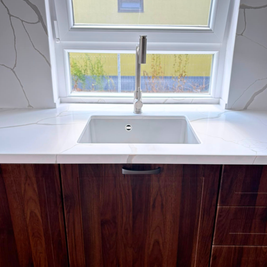 Mobilier din MDF termoformat cu blat din cuarț și mânere metalice aplicate