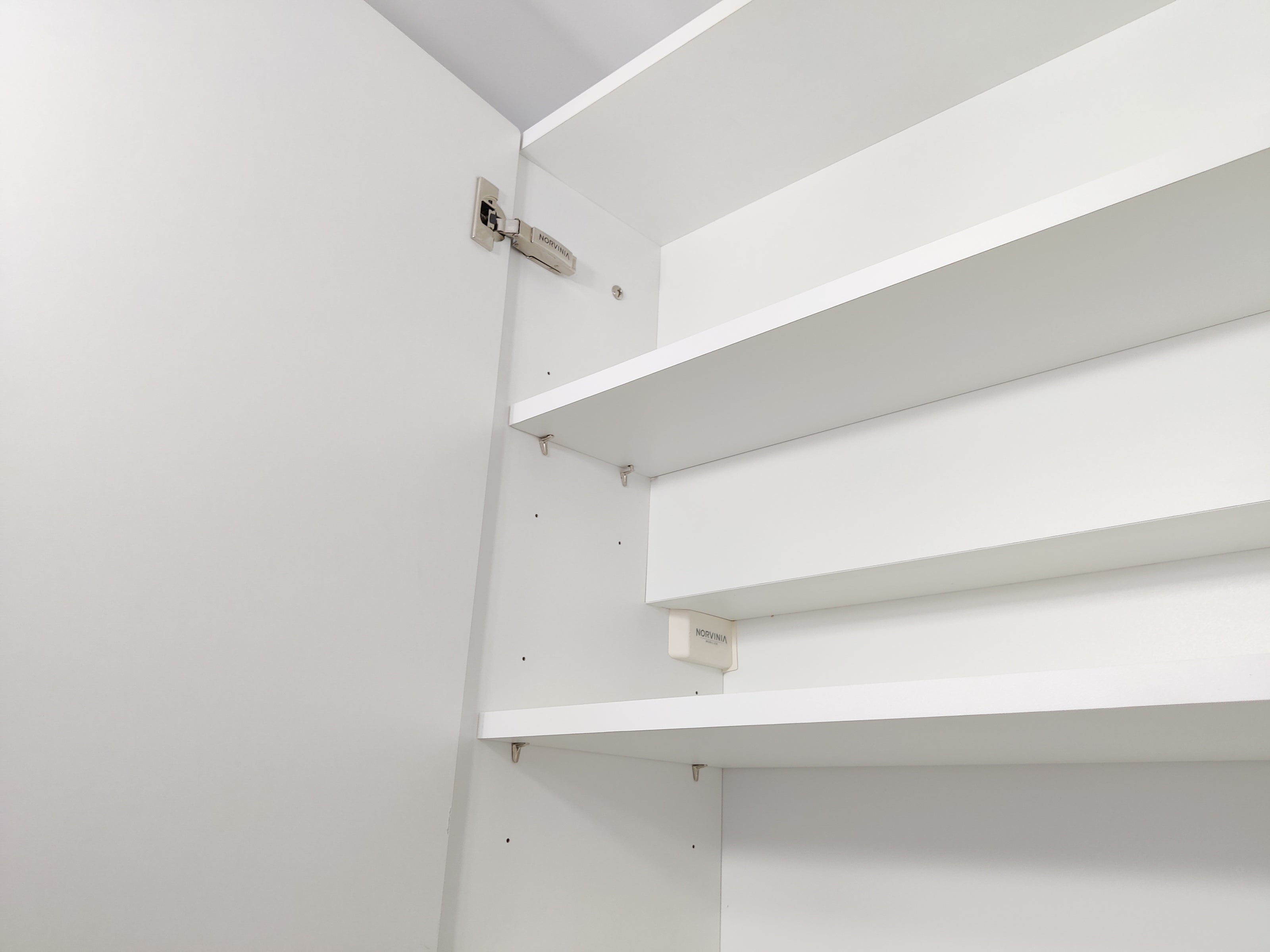 Mobilă de bucătărie NORVINIA cu blat termorezistent și fronturi din MDF termoformat