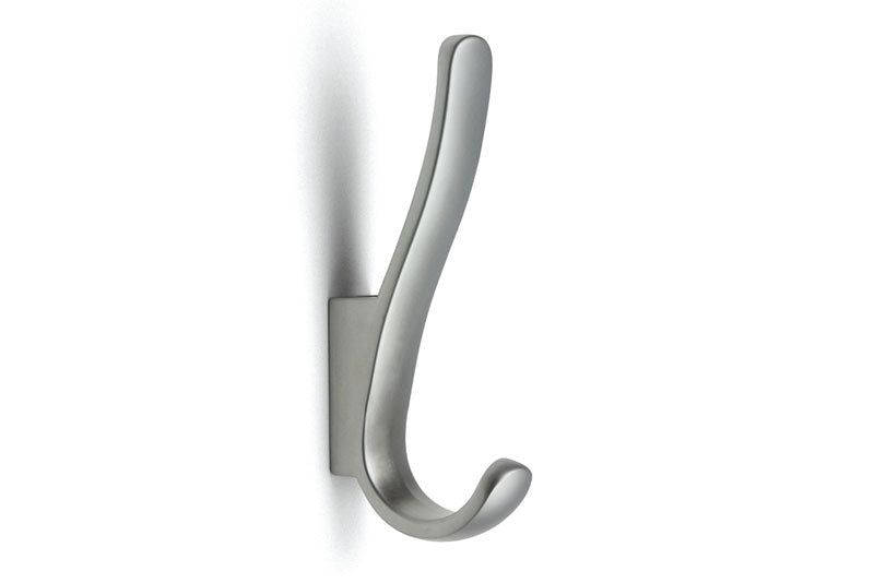 Agățătoare dublă Tulip Iwo – crom satinat, finisaj mat, H135 mm, 2 cârlige, zamac, montaj frontal, șuruburi M4 incluse