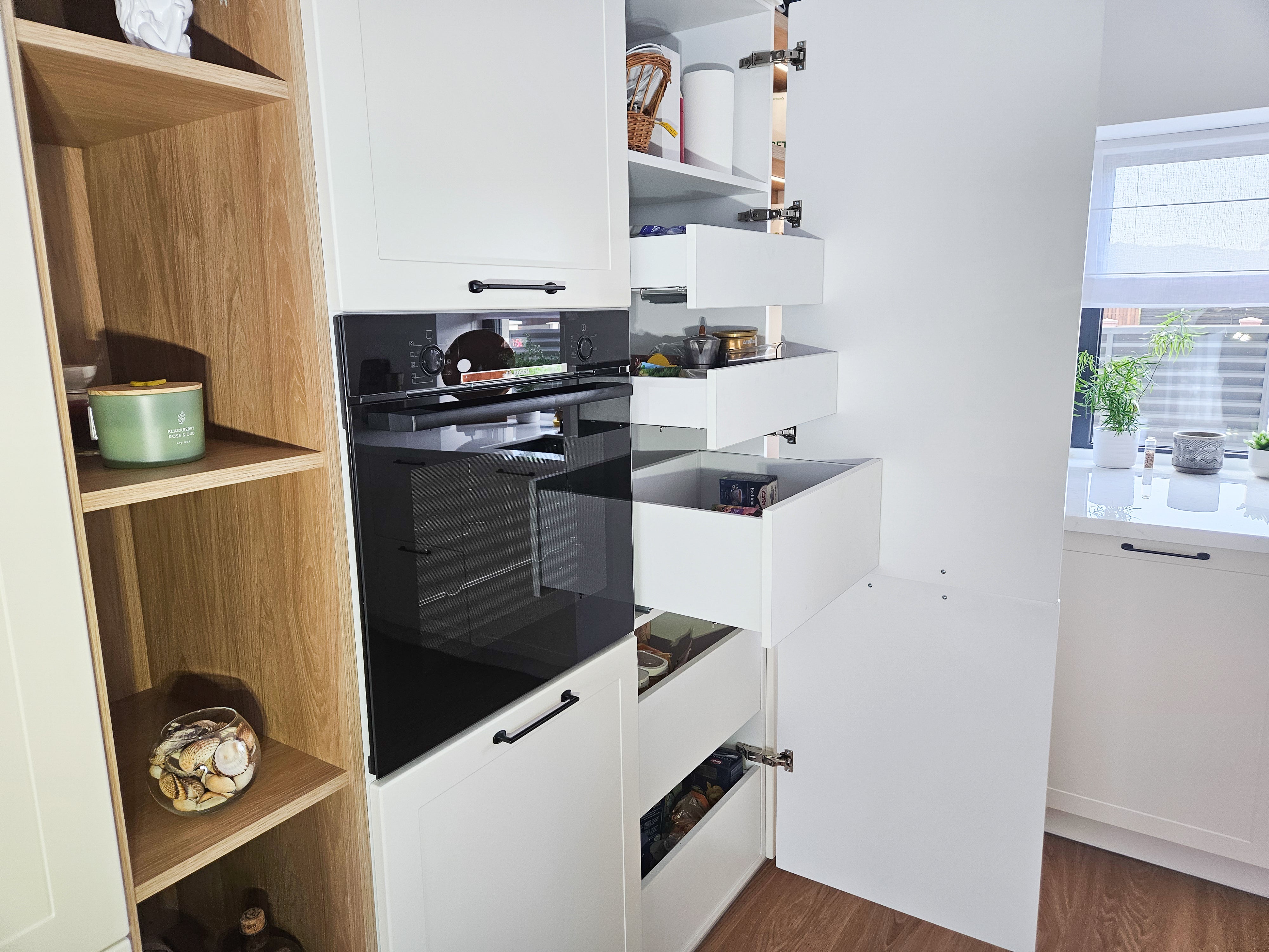 Mobilă de bucătărie fabricată la comandă de NORVINIA cu blat și glaf geam din cuarț compozit, mobilier din MDF termoformat