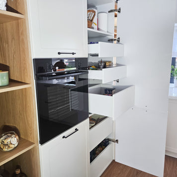 Mobilă de bucătărie fabricată la comandă de NORVINIA cu blat și glaf geam din cuarț compozit, mobilier din MDF termoformat