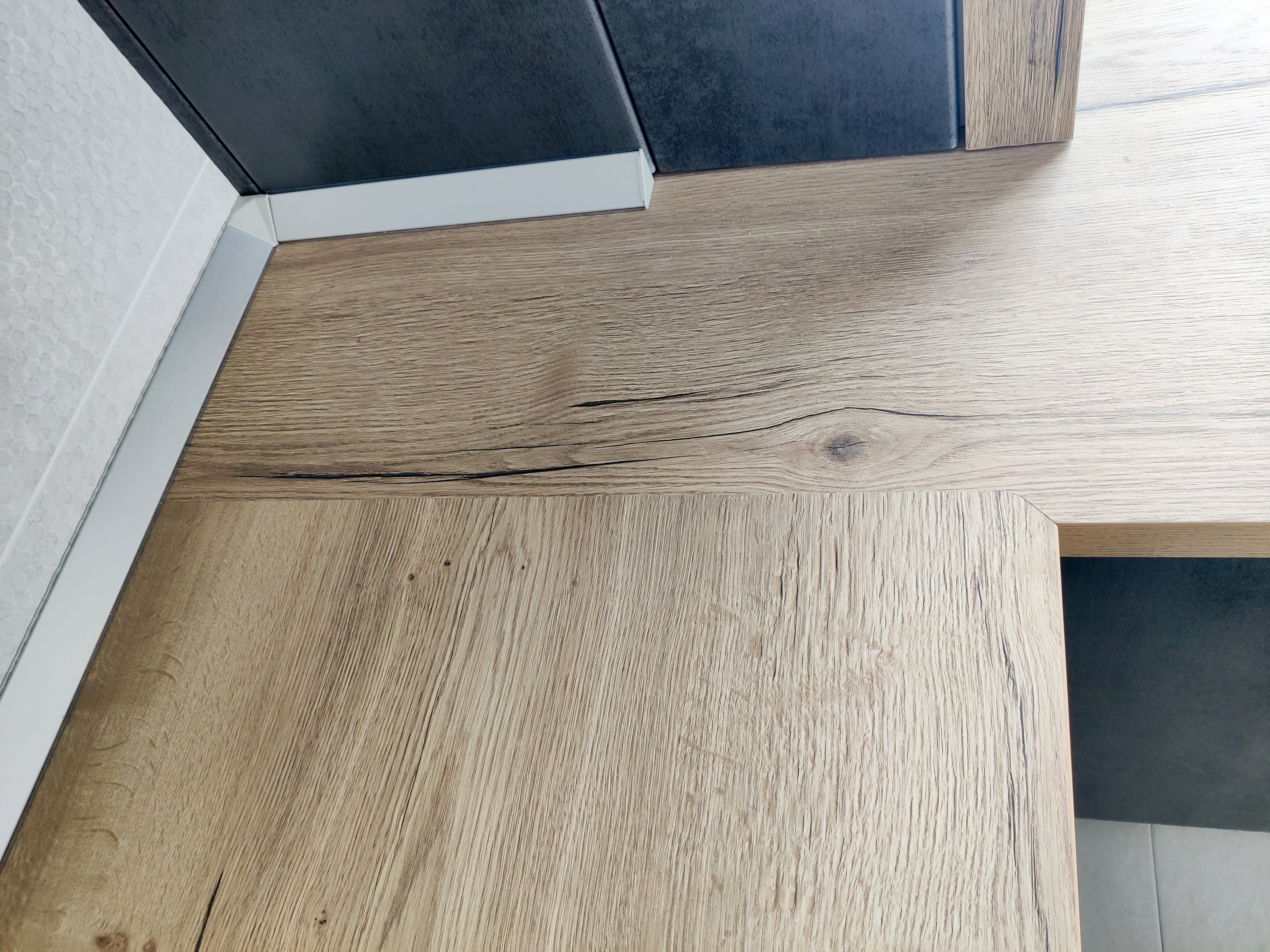 Mobilă de bucătărie din MDF termoformat fabricată la comandă de NORVINIA cu blat termorezistent și îmbinare colț invizibilă