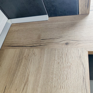 Mobilă de bucătărie din MDF termoformat fabricată la comandă de NORVINIA cu blat termorezistent și îmbinare colț invizibilă