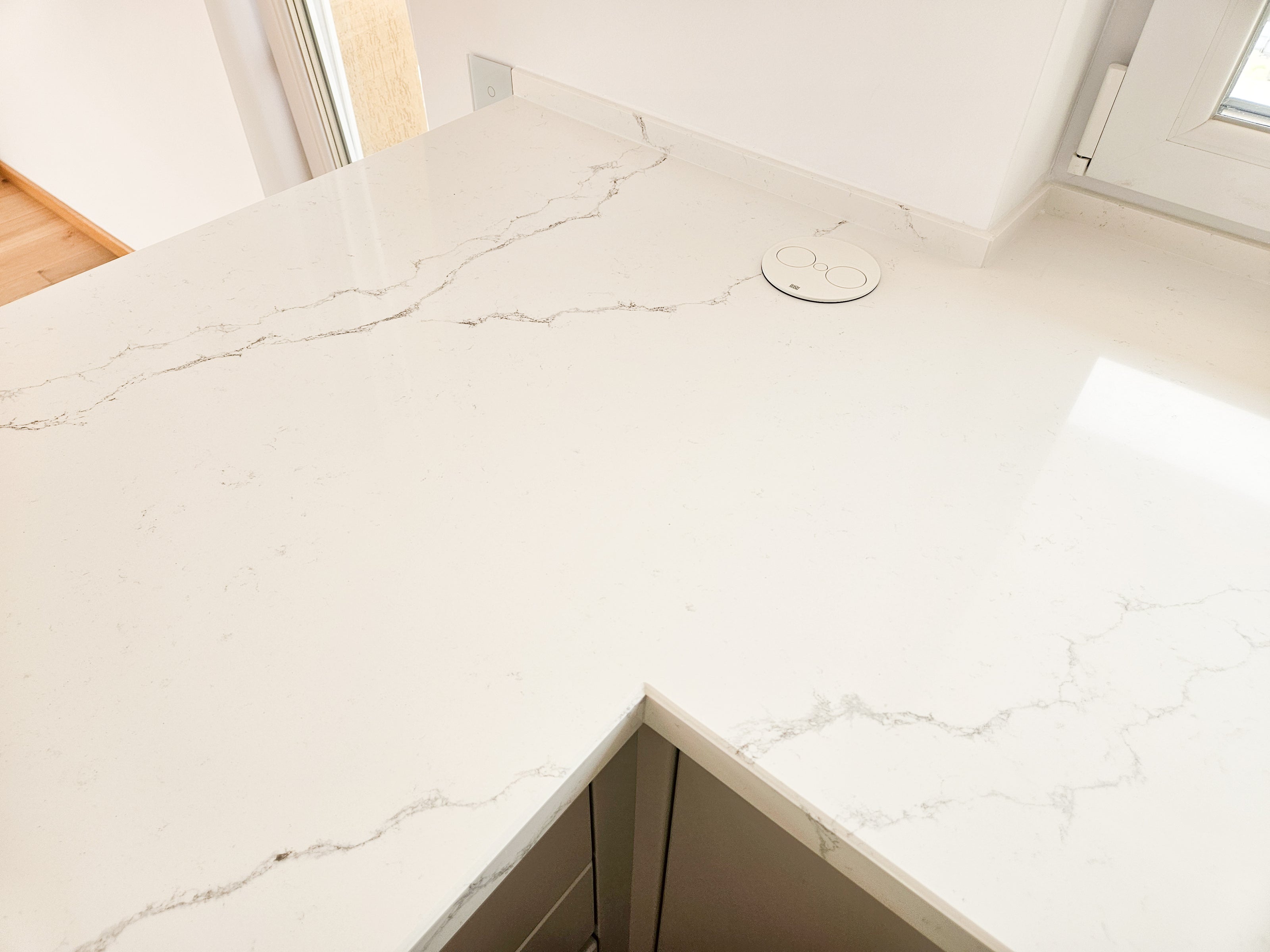 Mobilă de bucătărie fabricată la comandă de NORVINIA cu blat și glaf geam din cuarț compozit, mobilier din MDF termoformat