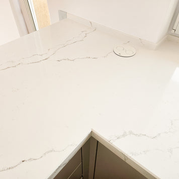 Mobilă de bucătărie fabricată la comandă de NORVINIA cu blat și glaf geam din cuarț compozit, mobilier din MDF termoformat