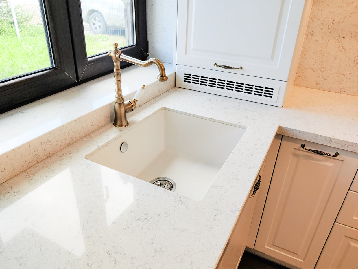 Mobilă de bucătărie din MDF termoformat fabricată la comandă de NORVINIA cu blat din cuarț compozit și chiuvetă montată sub blat