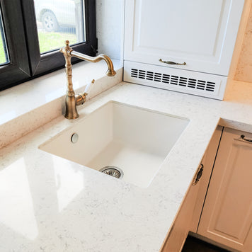 Mobilă de bucătărie din MDF termoformat fabricată la comandă de NORVINIA cu blat din cuarț compozit și chiuvetă montată sub blat