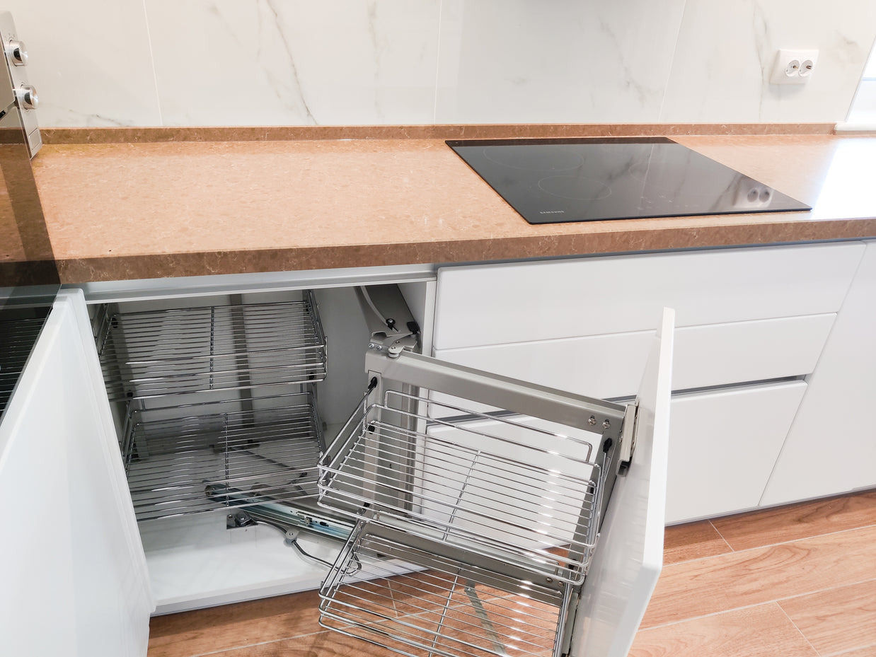 Mobilier de bucătărie NORVINIA din MDF cu blat din cuarț compozit, mânere Gola montate în spatele ușilor