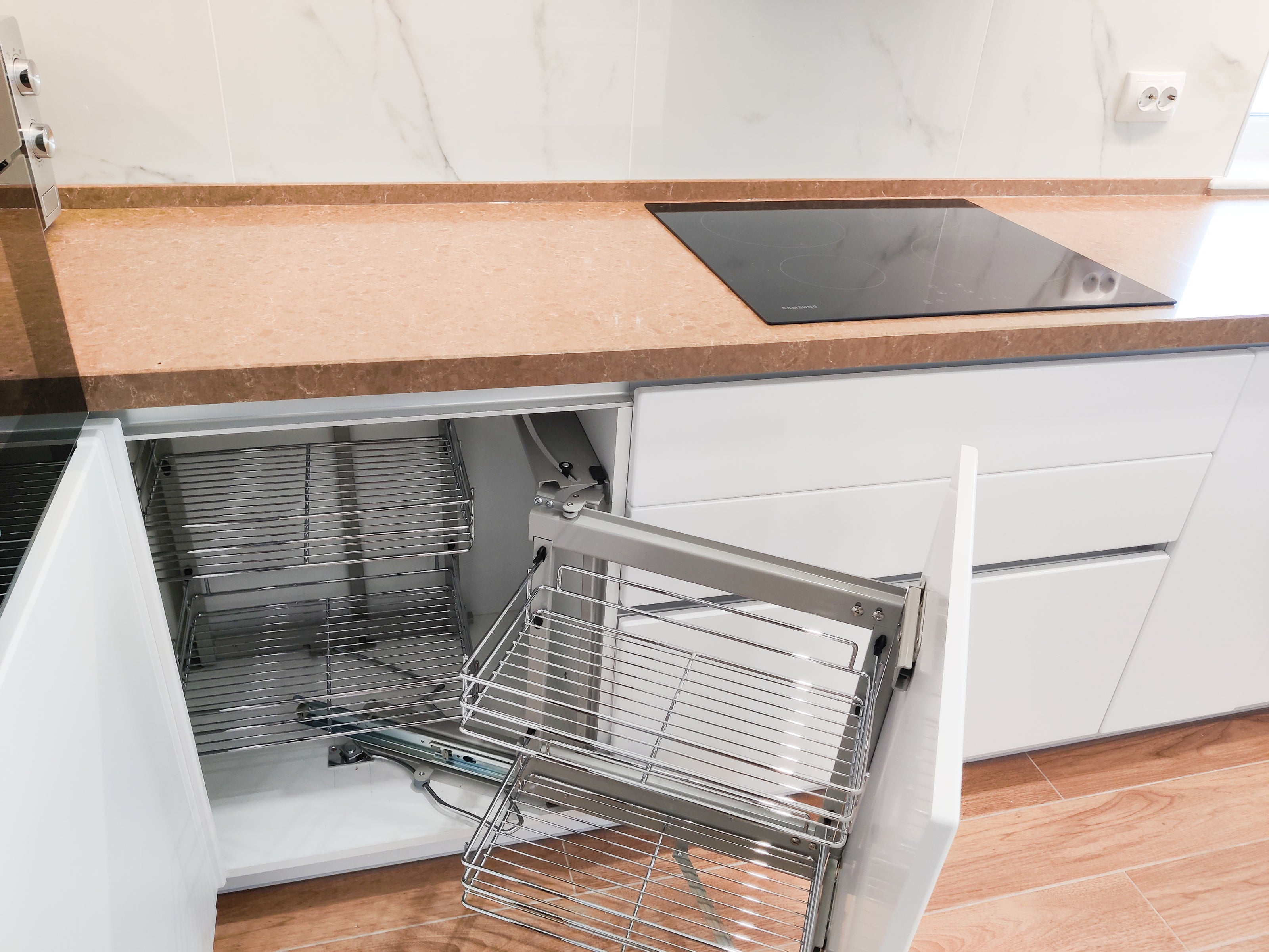 Mobilier de bucătărie NORVINIA din MDF cu blat din cuarț compozit, mânere Gola montate în spatele ușilor