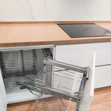 Mobilier de bucătărie NORVINIA din MDF cu blat din cuarț compozit, mânere Gola montate în spatele ușilor