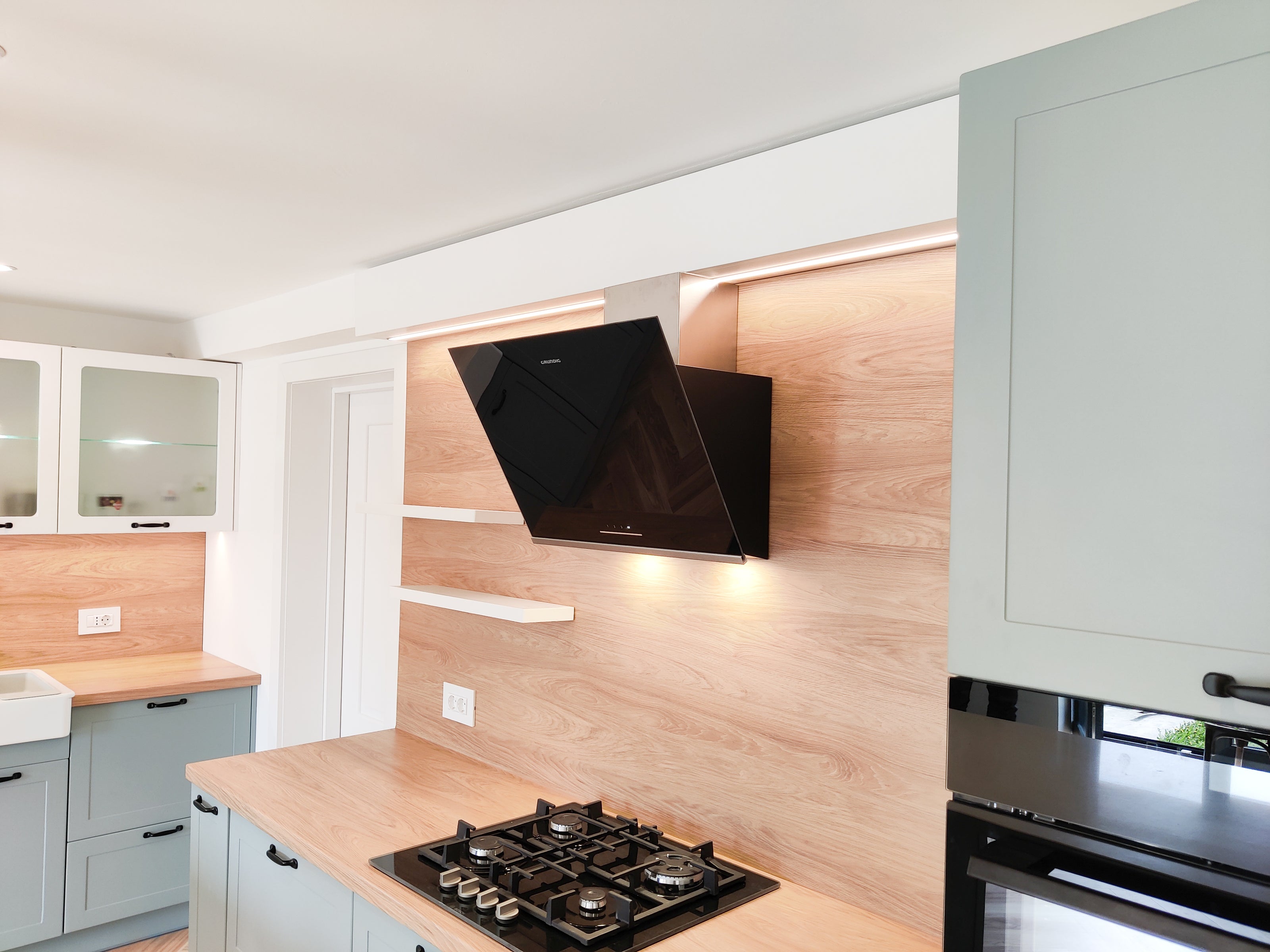 Mobilier de bucătărie NORVINIA din MDF termoformat cu insulă din cuarț compozit