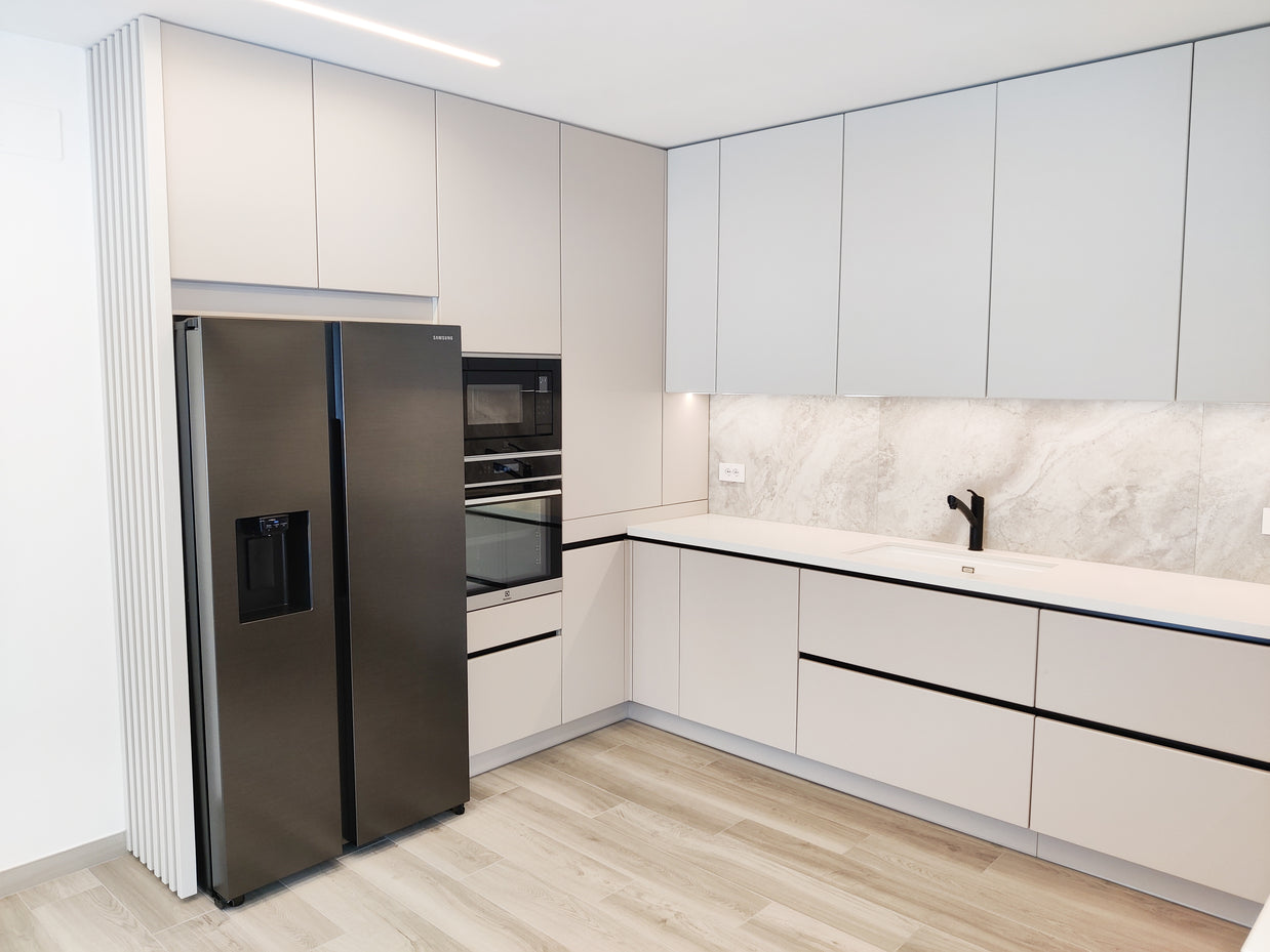 Mobilă de bucătărie fabricată la comandă de Norvinia cu blat din cuarț compozit, mobilier din MDF termoformat