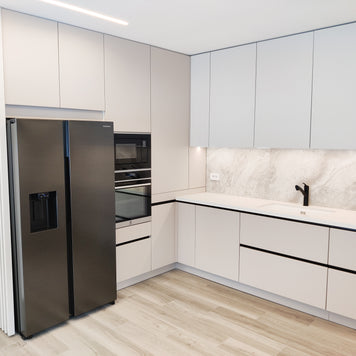 Mobilă de bucătărie fabricată la comandă de Norvinia cu blat din cuarț compozit, mobilier din MDF termoformat