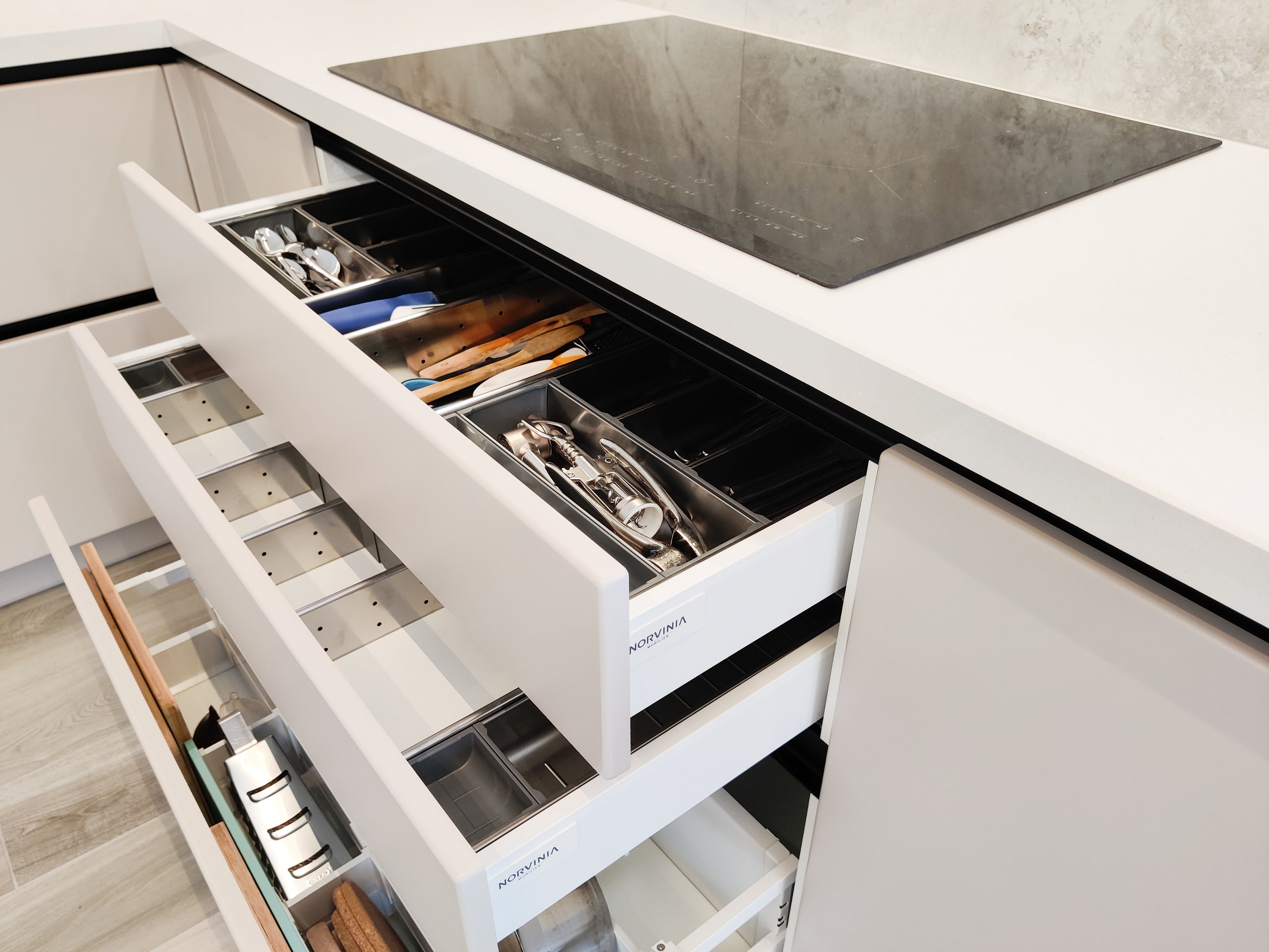 Mobilă de bucătărie fabricată la comandă de Norvinia cu blat din cuarț compozit, mobilier din MDF termoformat