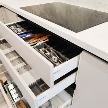 Mobilă de bucătărie fabricată la comandă de Norvinia cu blat din cuarț compozit, mobilier din MDF termoformat