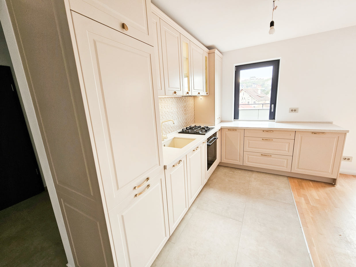 Mobilă de bucătărie fabricată la comandă de NORVINIA cu blat și glaf geam din cuarț compozit, mobilier din MDF termoformat