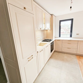 Mobilă de bucătărie fabricată la comandă de NORVINIA cu blat și glaf geam din cuarț compozit, mobilier din MDF termoformat