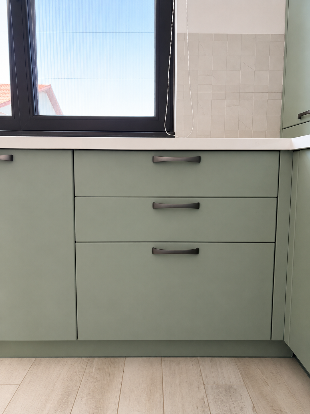 Mobilier de bucătărie NORVINIA, cu fronturi din MDF termoformat, blat din cuarț compozit și mânere metalice aplicate