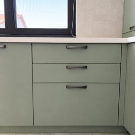 Mobilier de bucătărie NORVINIA, cu fronturi din MDF termoformat, blat din cuarț compozit și mânere metalice aplicate