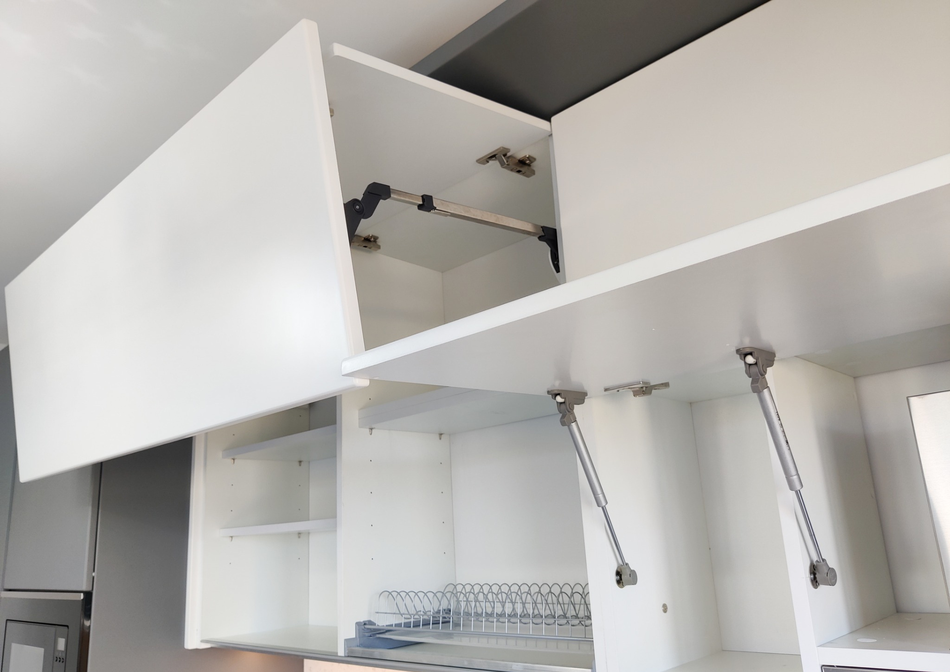 Mobilă bucătărie fabricată la comandă de NORVINIA cu blat și glaf geam din cuarț compozit, mobilier din MDF termoformat