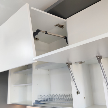 Mobilă bucătărie fabricată la comandă de NORVINIA cu blat și glaf geam din cuarț compozit, mobilier din MDF termoformat