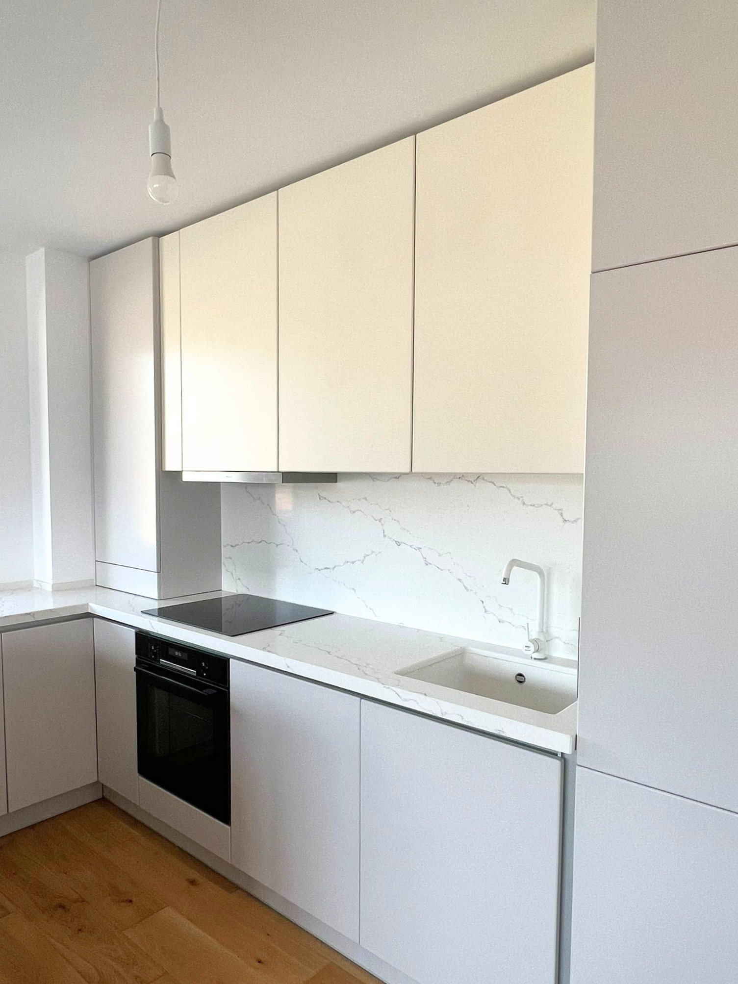 Mobilier la comandă pentru bucătărie NORVINIA, cu mânere tip profil GOLA și blat din cuarț compozit