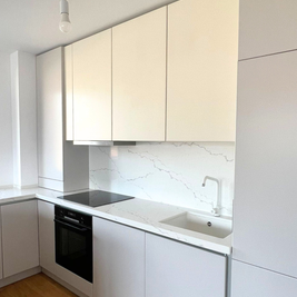 Mobilier la comandă pentru bucătărie NORVINIA, cu mânere tip profil GOLA și blat din cuarț compozit