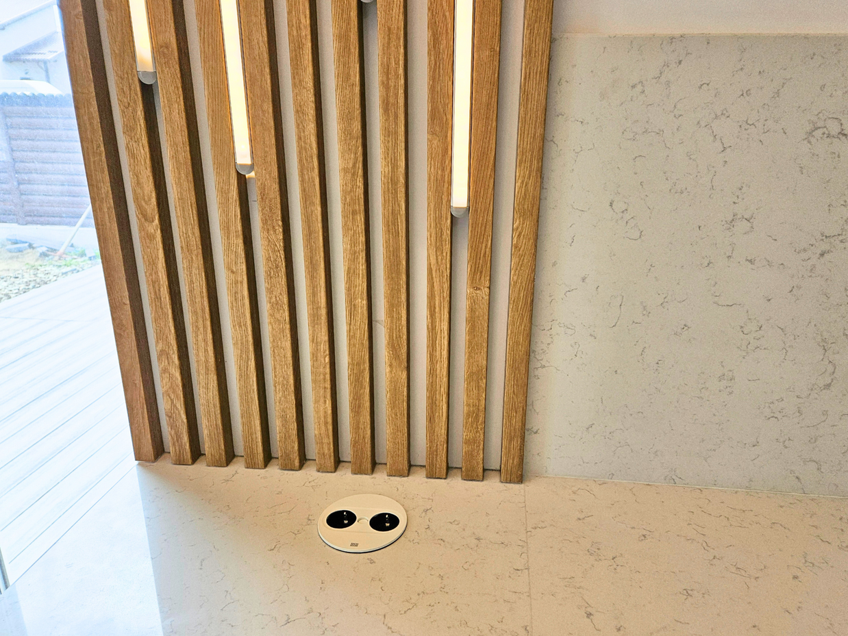 Mobilier la comandă pentru bucătărie NORVINIA, cu mânere ascunse GOLA și blat din cuarț compozit