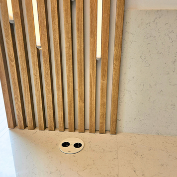 Mobilier la comandă pentru bucătărie NORVINIA, cu mânere ascunse GOLA și blat din cuarț compozit