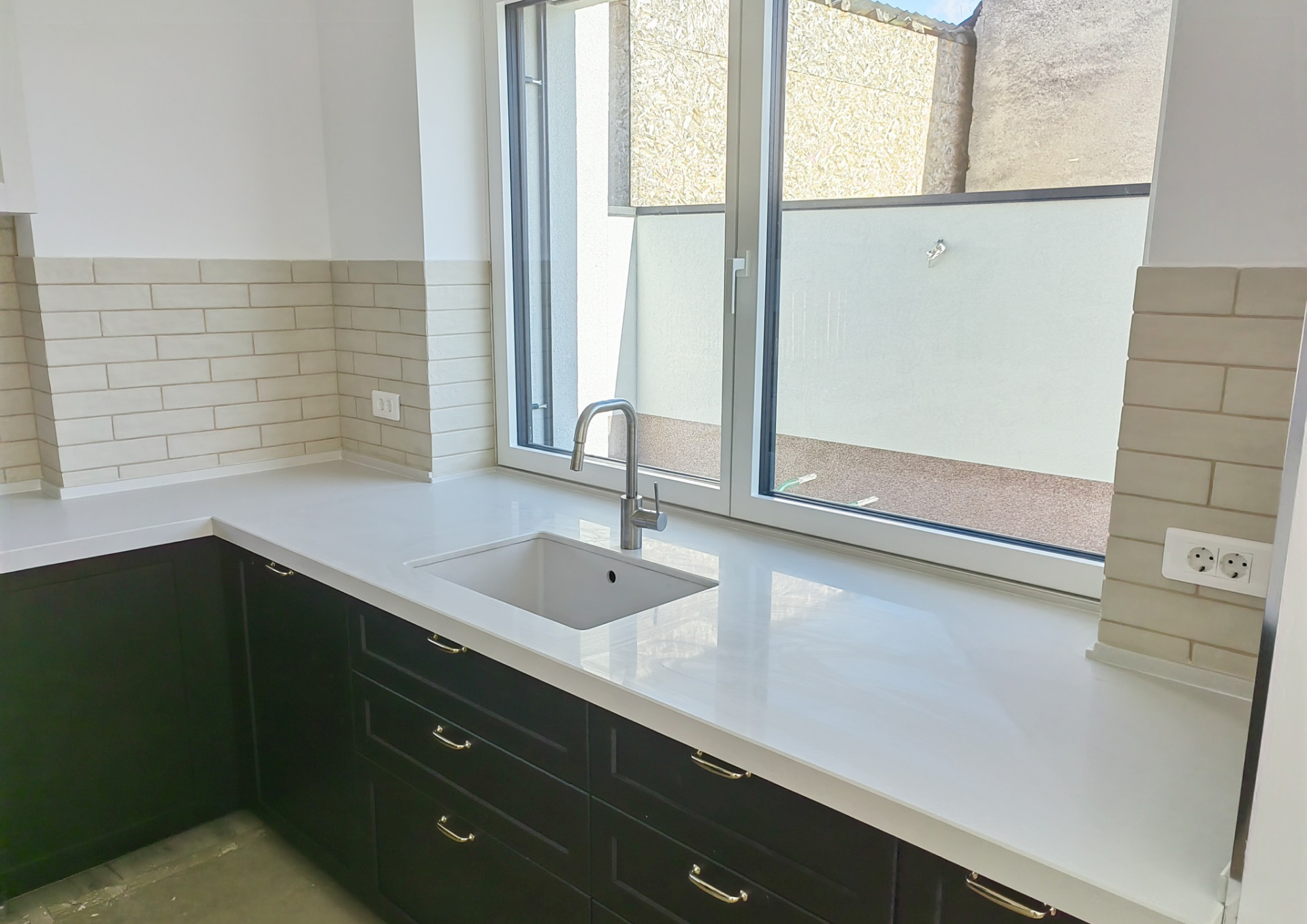 Blat din cuarț compozit NORVINIA, blat bucătărie și glaf geam din același material, chiuvetă montată sub blat, îmbinare blat în 