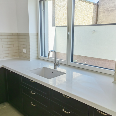 Blat din cuarț compozit NORVINIA, blat bucătărie și glaf geam din același material, chiuvetă montată sub blat, îmbinare blat în 