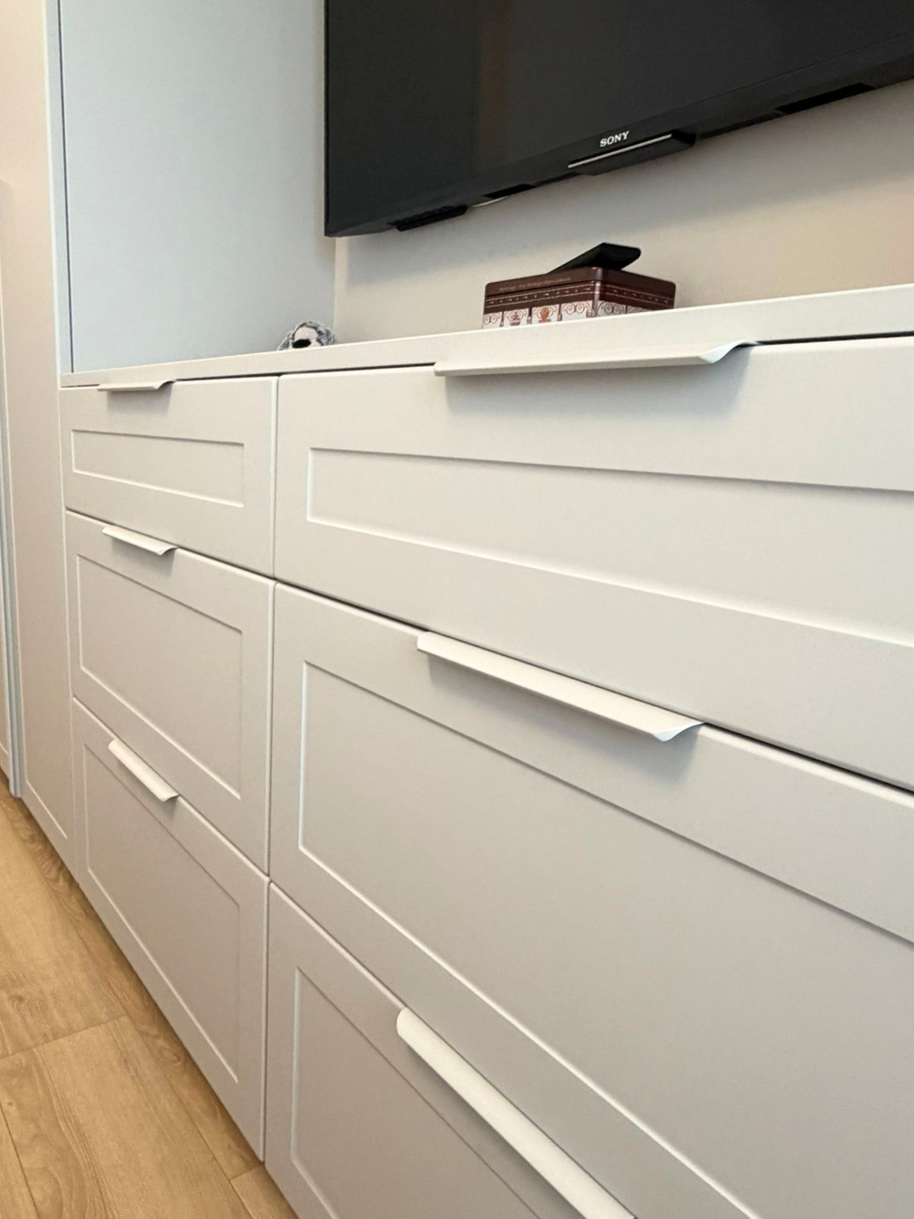 Mobilier la comandă din MDF termoformat pentru dormitor - noptieră, consolă și dressing