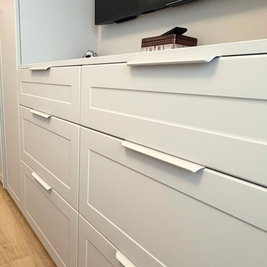 Mobilier la comandă din MDF termoformat pentru dormitor - noptieră, consolă și dressing