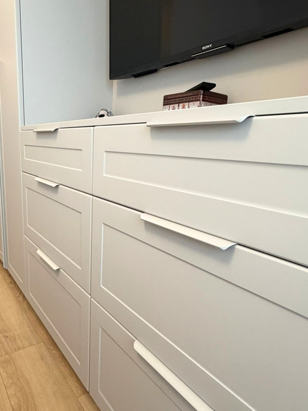 Mobilier la comandă din MDF termoformat pentru dormitor - noptieră, consolă și dressing