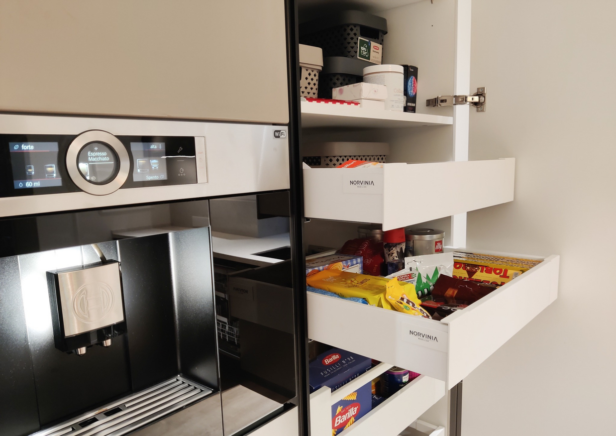 Mobilă bucătărie fabricată la comandă de NORVINIA din MDF termoformat, blat și glaf geam din cuarț compozit