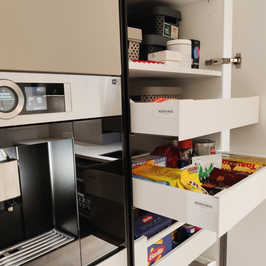 Mobilă bucătărie fabricată la comandă de NORVINIA din MDF termoformat, blat și glaf geam din cuarț compozit