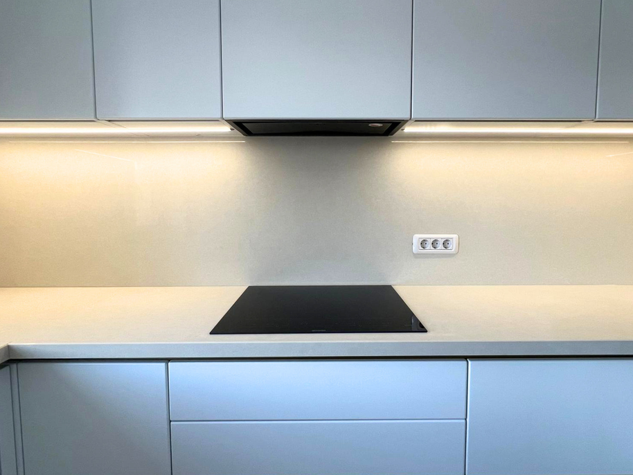 Mobilier de bucătărie NORVINIA, cu fronturi din MDF termoformat și mânere tip profil GOLA și blat din cuarț compozit
