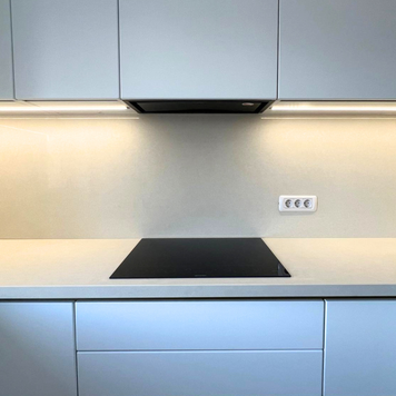 Mobilier de bucătărie NORVINIA, cu fronturi din MDF termoformat și mânere tip profil GOLA și blat din cuarț compozit
