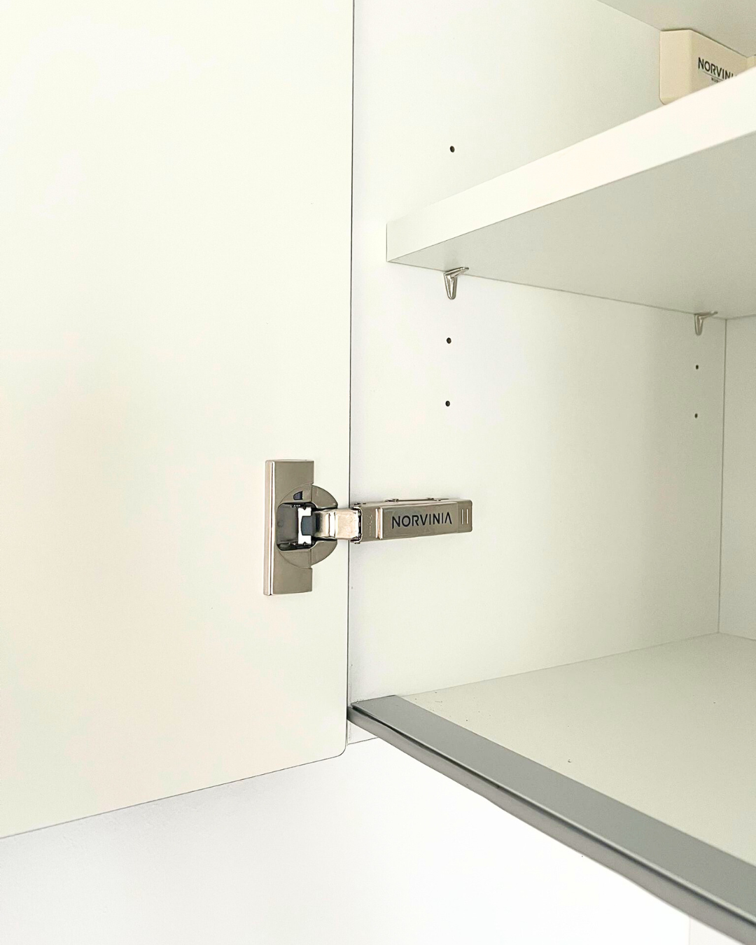 Mobilier bucătărie NORVINIA, cu blat din cuarț compozit