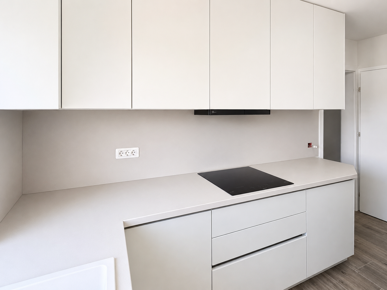 Mobilier de bucătărie NORVINIA, cu fronturi din MDF termoformat, blat termorezistent EGGER și mânere tip profil GOLA, finisaj negru mat