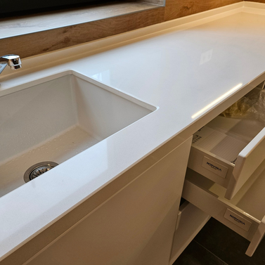 Mobilă bucătărie fabricată la comandă de NORVINIA din MDF termoformat, blat din cuarț compozit cu chiuvetă montată sub blat