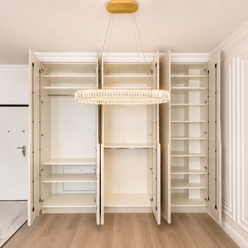 Mobilier pentru living din MDF termoformat cu vitrină și zonă de depozitare realizat la comandă de NORVINIA