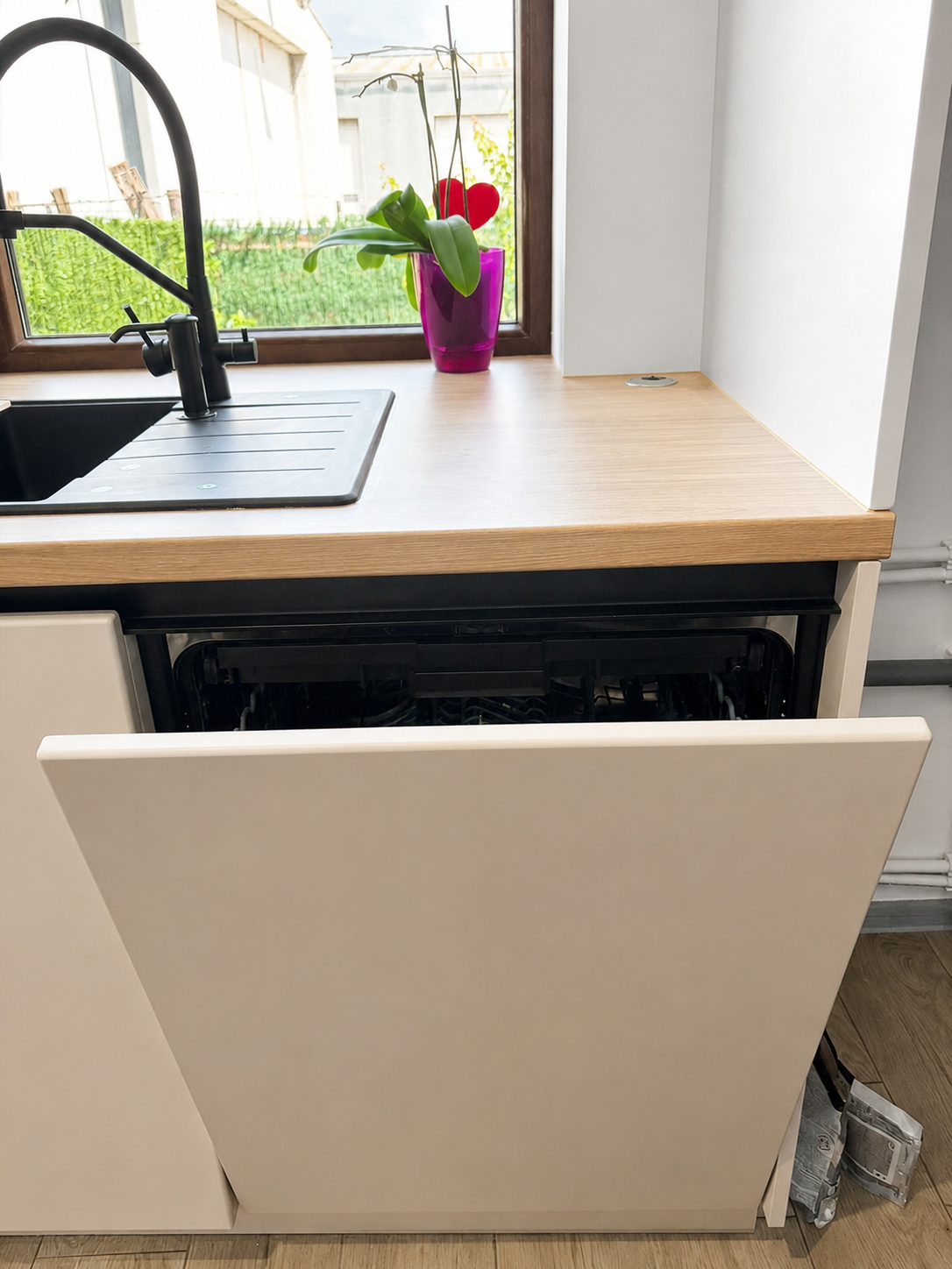 Mobilier de bucătărie NORVINIA, cu fronturi din MDF termoformat în două culori, blat termorezistent EGGER și mânere tip profil GOLA