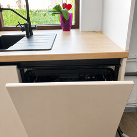 Mobilier de bucătărie NORVINIA, cu fronturi din MDF termoformat în două culori, blat termorezistent EGGER și mânere tip profil GOLA