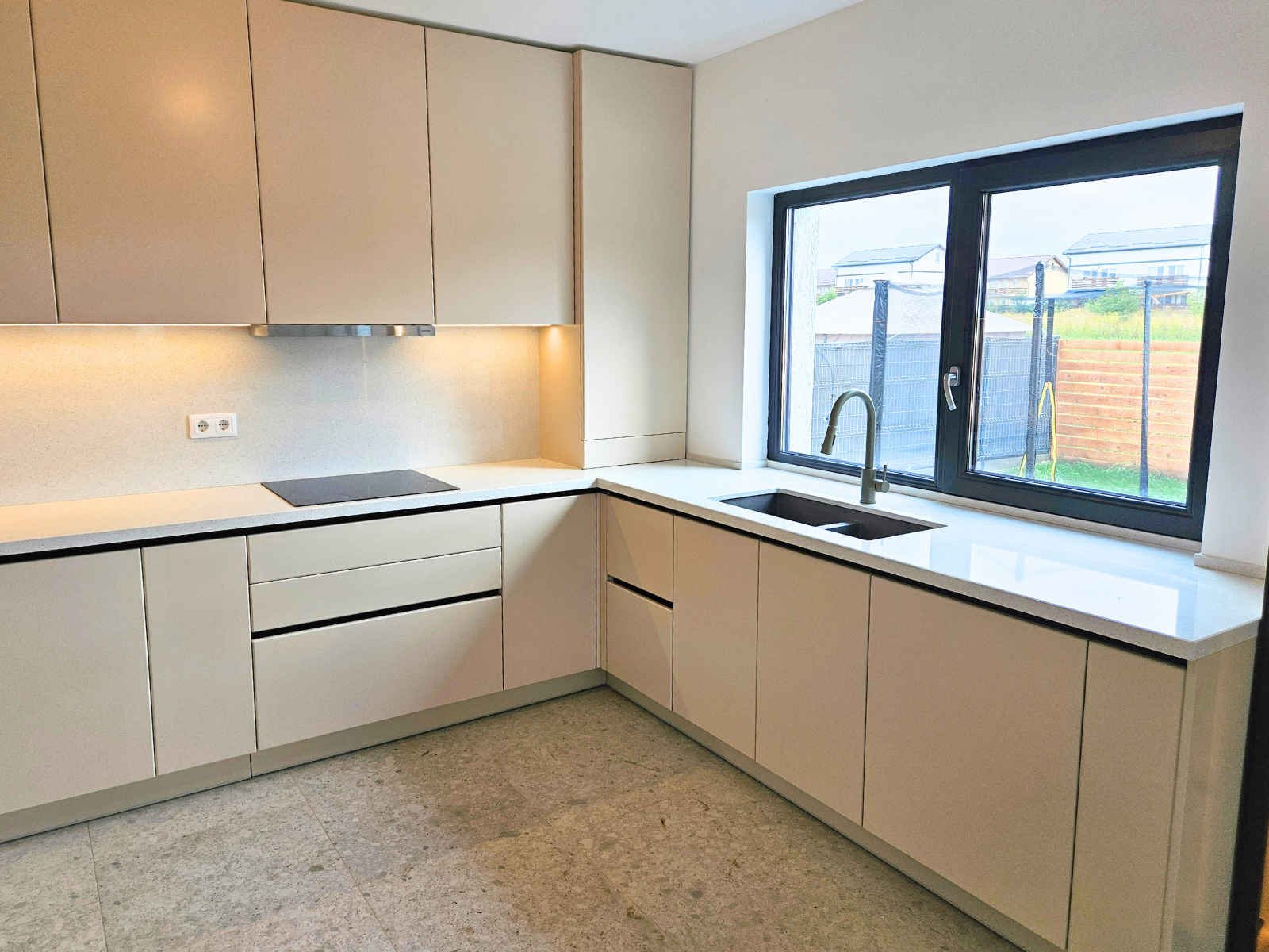 Mobilier pentru bucătărie NORVINIA, cu mânere profil GOLA, cu blat din cuarț compozit și chiuvetă montată sub blat