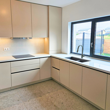 Mobilier pentru bucătărie NORVINIA, cu mânere profil GOLA, cu blat din cuarț compozit și chiuvetă montată sub blat