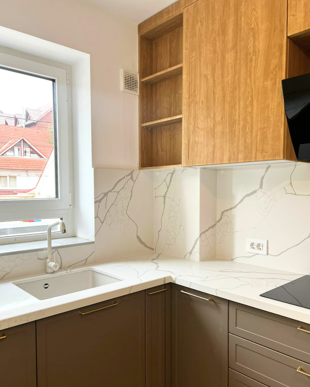 Mobilier bucătărie NORVINIA, cu blat din cuarț compozit și chiuvetă montată sub blat