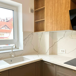 Mobilier bucătărie NORVINIA, cu blat din cuarț compozit și chiuvetă montată sub blat