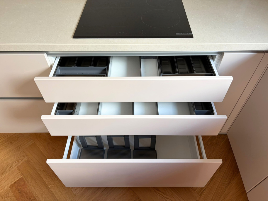 Mobilier din MDF termoformat cu blat din cuarț compozit, masă cu blat din cuarț și mânere GOLA